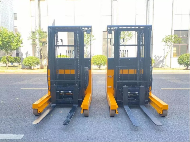 2 adet ayakta tip Reach Truck Güneydoğu Asya'daki müşteriye gönderilmek üzere