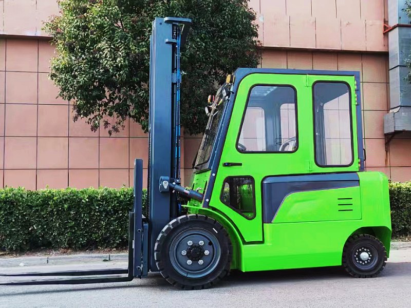 1 adet NEOforklift özelleştirilmiş 3 tonluk Li-ion akülü forklift müşteriye gönderilecek