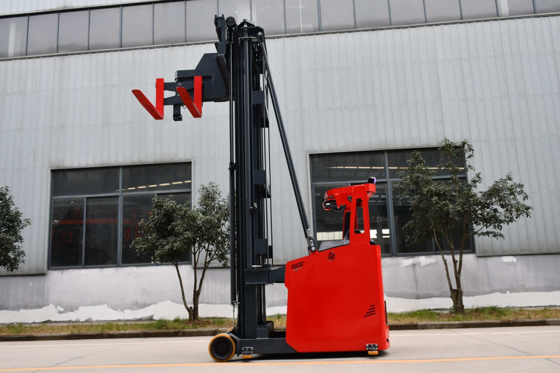 Seated VNA forklift