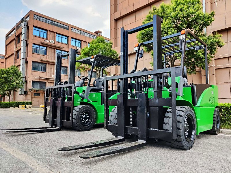 2 adet 5 tonluk elektrikli forklift yakında müşterilere gönderilecek