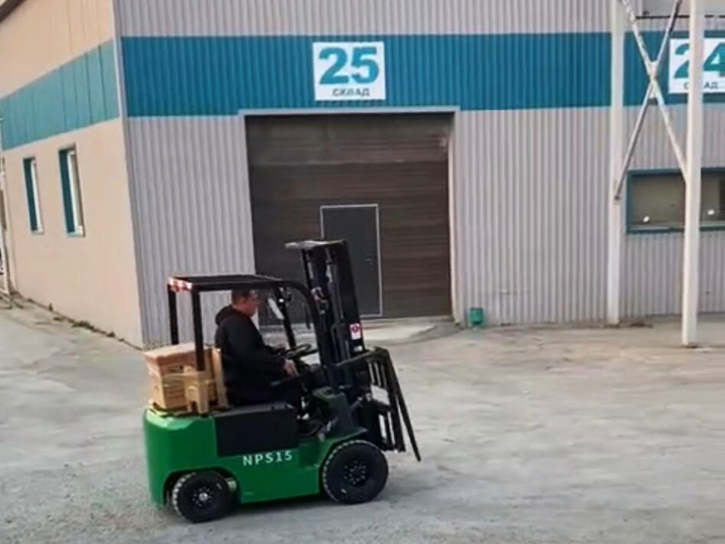 1 adet 1,5 tonluk elektrikli forklift Rusya'ya teslim edildi.