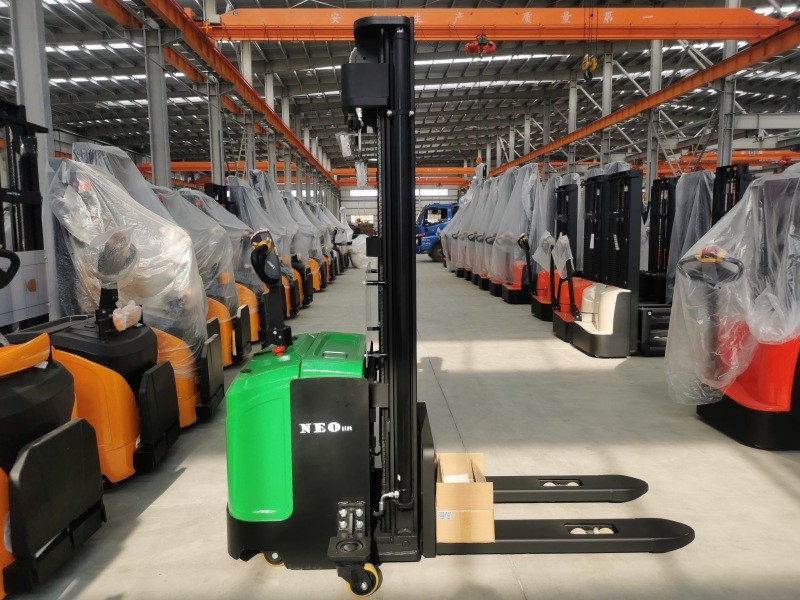 Electric pallet stacker