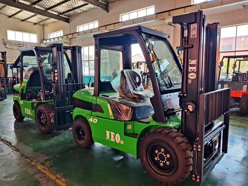 İki Mitsubishi Motorlu Yarı Kapalı Kabinli Dizel Forklift Avrupa'ya teslim edilecek